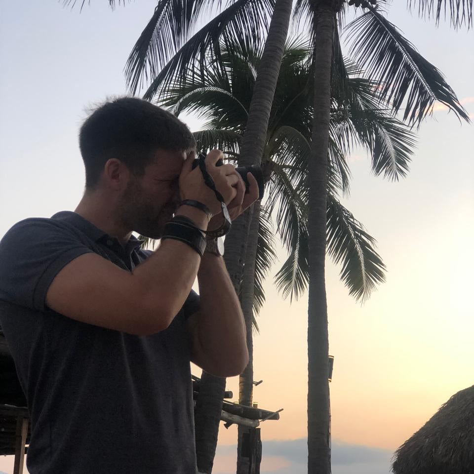 Mann macht Fotos für sein Wandbild